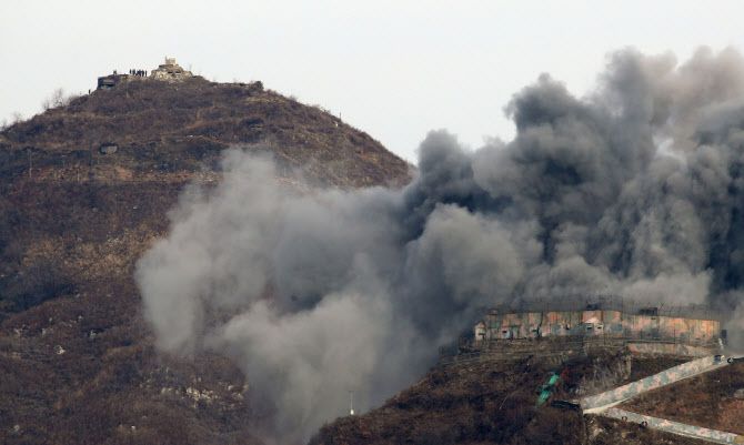 2018년 강원도 철원지역 우리 군 중부전선 GP가 철거되고 있다. 북측 GP에서 북한군이 우리측의 GP가 폭파되는 모습을 지켜보고 있다. (사진=연합뉴스)