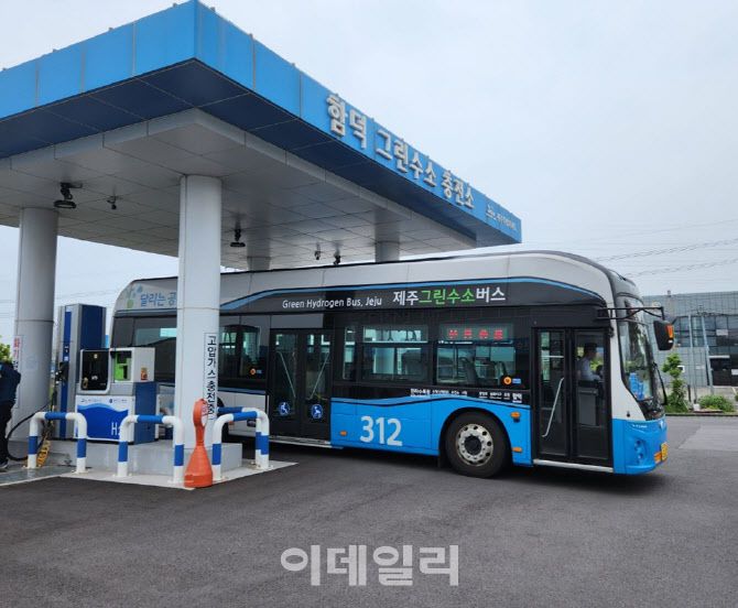 지난 4일 오후 제주특별자치도 제주시 조천읍 함덕리에 있는 ‘함덕 그린수소 충전소’에서 한 시내버스가 수소 연료를 충전하고 있다. (사진=박태진 기자)