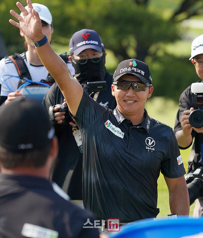 김홍택이 KPGA 투어 백송홀딩스 아시아드CC 부산오픈에서 우승을 확정한 뒤 기뻐하고 있다. (사진=이데일리 골프in 김상민 기자)