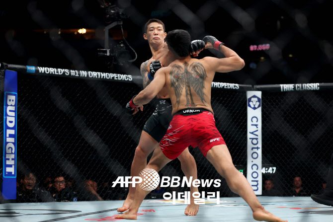 유주상이 제카 사라기를 상대로 날카로운 왼손 훅을 적중시키고 있다. 사진=AFPBBNews