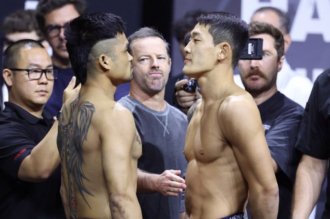 UFC 데뷔전을 앞둔 유주상(오른쪽)이 상대인 제카 사라기와 눈싸움을 벌이고 있다. 사진=UFC