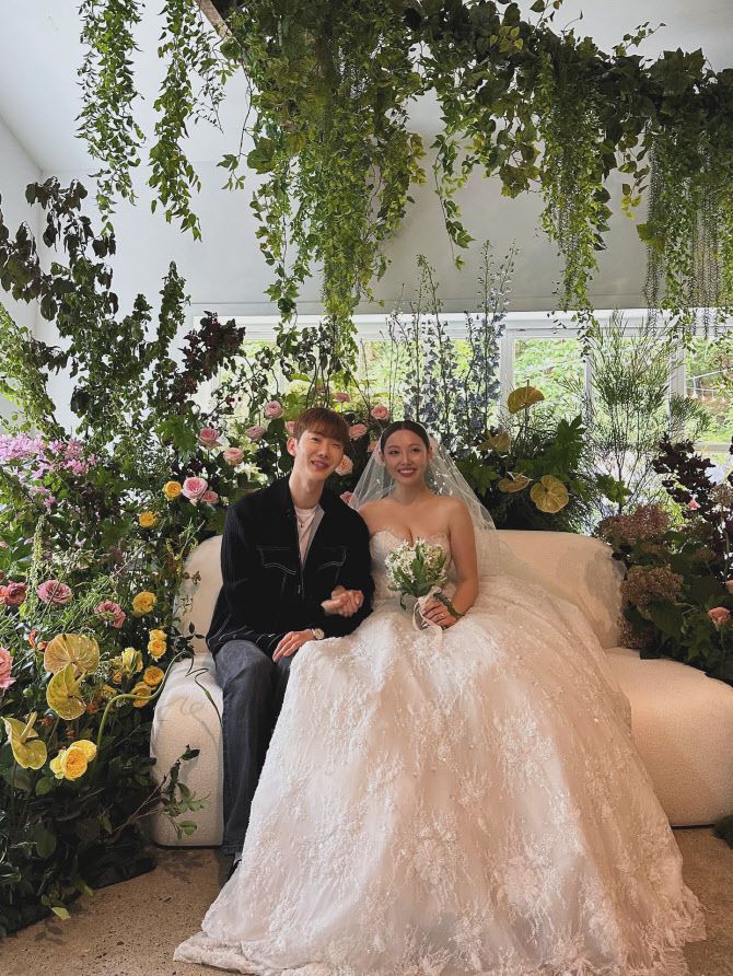 조권(왼쪽)과 민(사진=조권 SNS)