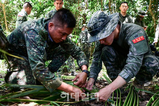 카만닥훈련에 참가한 해병대 장병이 6월 3일 필리핀 팔라완섬 일대에서 필리핀 해병대 장병과 정글생존훈련(야전 숙영지구축)을 하고 있다. (사진=해병대)