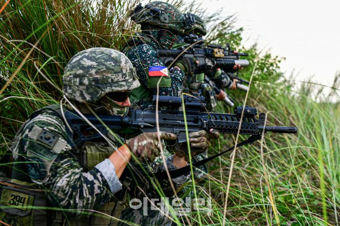카만닥훈련에 참가한 해병대 장병들이 5월 28일 필리핀 루손섬 일대에서 필리핀 해병대 장병들과 전술기동훈련을 실시하고 있다. (사진=해병대)