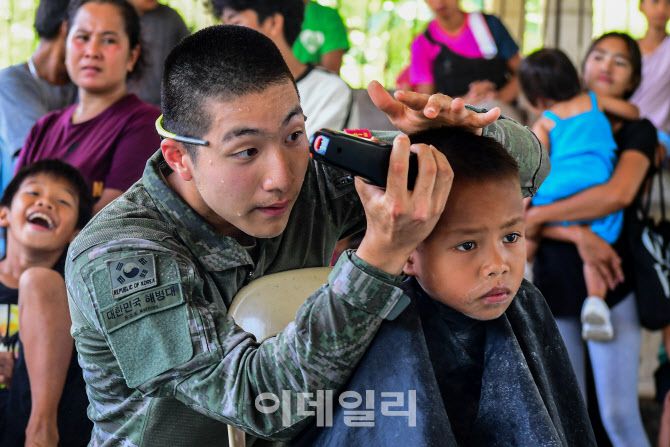 카만닥 훈련에 참가한 해병대 장병이 6월 2일 필리핀 베롱해안 마을 체육관에서 현지 아이들을 대상으로 이발, 레크레이션, 선물 전달 등의 대민지원활동을 하고 있다. (사진=해병대)