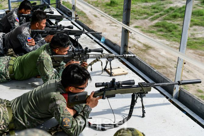 카만닥 훈련에 참가한 해병대 장병이 5월 28일 필리핀 루손섬 일대 고지대 모형탑 훈련장에서 필리핀 해병대와 함께 저격사격술을 숙달하고 있다. (사진=해병대)