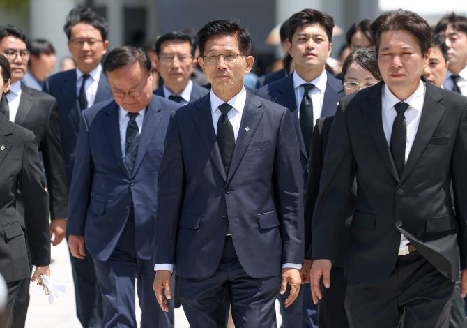 김문수 국민의힘 전 대선후보가 6일 서울 동작구 국립서울현충원에서 참배하기 위해 이동하고 있다.(사진=연합뉴스)