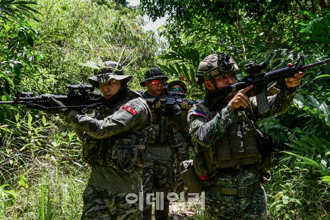 카만닥훈련에 참가한 해병대 장병들이 6월 3일 필리핀 팔라완섬 일대에서 필리핀 해병대 장병들과 정글수색정찰을 실시하고 있다. (사진=해병대)