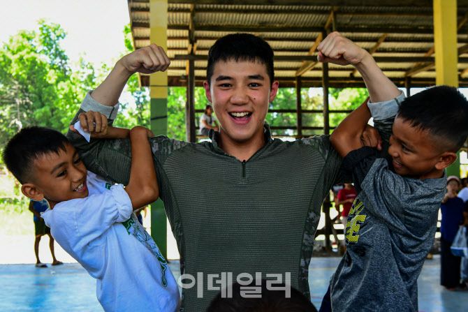 카만닥 훈련에 참가한 해병대 장병이 6월 2일 필리핀 베롱해안 마을 체육관에서 현지 아이들을 대상으로 이발, 레크레이션, 선물 전달 등의 대민지원활동을 하고 있다. (사진=해병대)