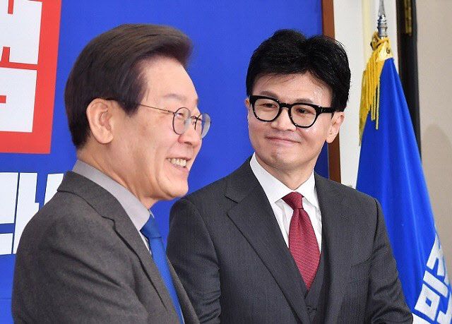 2023년 12월 29일 당시 이재명 더불어민주당 대표와 한동훈 국민의힘 비상대책위원장이 국회 민주당 대표실에서 만나고 있다 (공동취재사진)