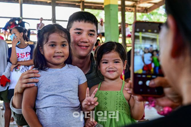 카만닥 훈련에 참가한 해병대 장병이 6월 2일 필리핀 베롱해안 마을 체육관에서 현지 아이들을 대상으로 이발, 레크레이션, 선물 전달 등의 대민지원활동을 하고 있다. (사진=해병대)