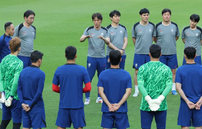 대한민국 축구 국가대표팀 홍명보 감독이 쿠웨이트와의 2026 북중미 월드컵 아시아 3차 예선 최종전을 하루 앞둔 9일 서울월드컵경기장에서 선수들에게 훈련을 지시하고 있다.  사진=연합뉴스
