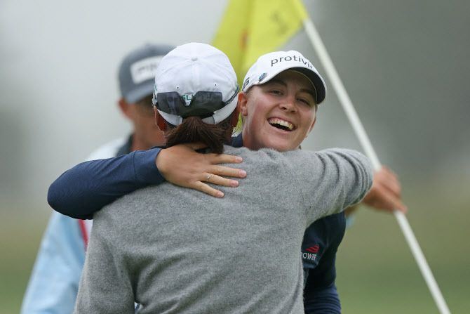 우승자 제니퍼 컵초와 포옹하는 이일희(사진=AFPBBNews)