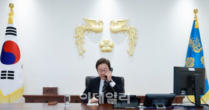 이재명 대통령이 9일 서울 용산구 대통령실 청사 집무실에서 이시바 시게루 일본 총리와 전화 통화를 위해 수화기를 들고 있다.(사진=뉴시스)