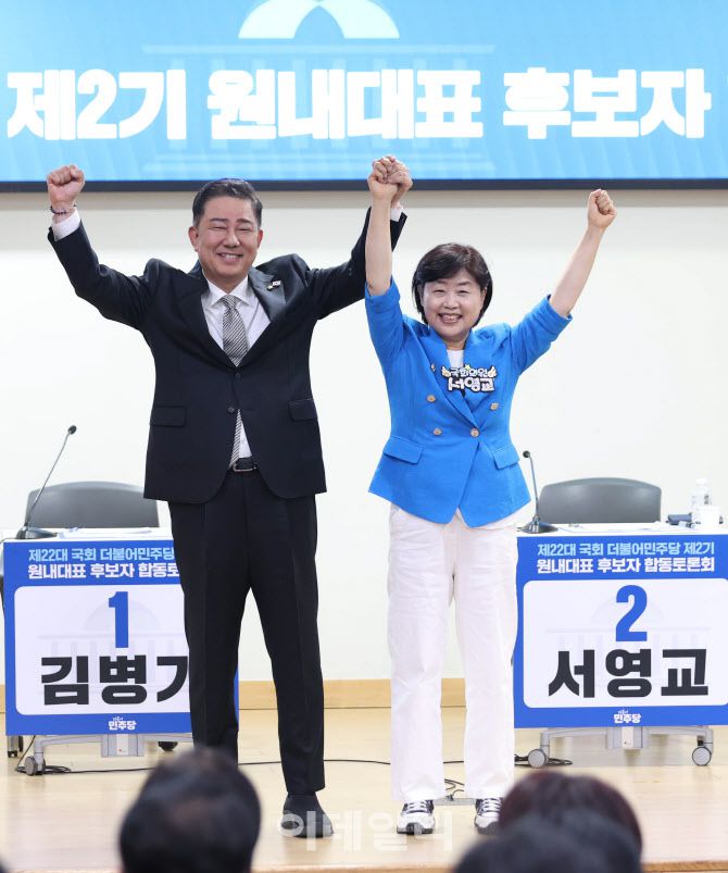 [이데일리 노진환 기자] 제22대 국회 더불어민주당 제2기 원내대표 후보자 합동토론회가 10일 오후 서울 여의도 국회 의원회관에서 열렸다. 원내대표 출마에 나선 김병기(왼쪽), 서영교 더불어민주당 의원이 토론회 시작에 앞서 기념촬영을 하고 있다.