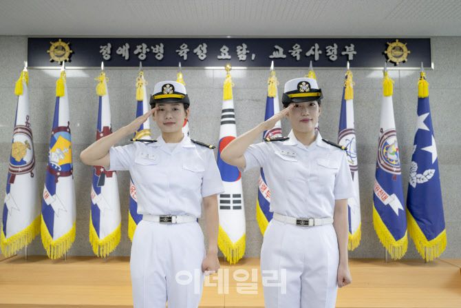 서해수호 55용사 유자녀 프로야구 시구·시타에 참여하는 김해나 소위(왼쪽)와 조시은 소위(오른쪽)가 9일 경남 창원시 해군교육사령부에서 기념촬영을 하고 있다. (사진=해군)