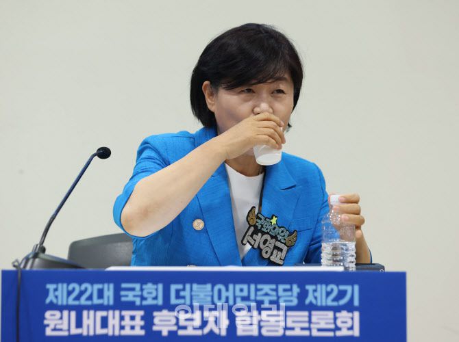 [이데일리 노진환 기자] 제22대 국회 더불어민주당 제2기 원내대표 후보자 합동토론회가 10일 오후 서울 여의도 국회 의원회관에서 열렸다. 원내대표에 출마한 서영교 더불어민주당 의원이 토론회 시작에 앞서 물을 마시고 있다.