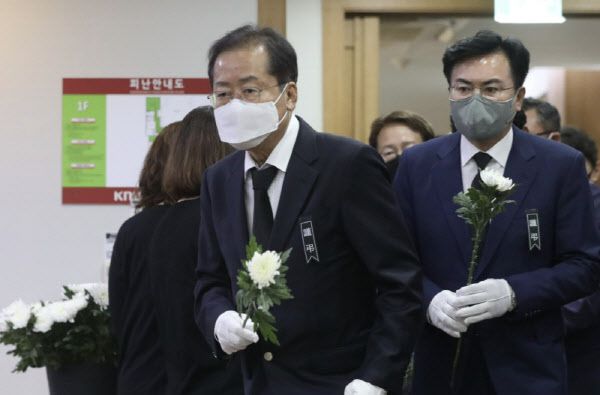2022년 6월 10일 당시 홍준표 대구시장이 대구 중구 경북대학교병원 장례식장에 마련된 법률사무소 방화참사 희생자 합동분향소를 찾아 헌화하고 있는 모습. (사진=뉴스1)