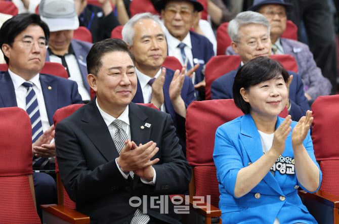 [이데일리 노진환 기자] 제22대 국회 더불어민주당 제2기 원내대표 후보자 합동토론회가 10일 오후 서울 여의도 국회 의원회관에서 열렸다. 원내대표 출마에 나선 김병기(왼쪽), 서영교 더불어민주당 의원이 참석자들의 발언을 들으며 박수를 치고 있다.