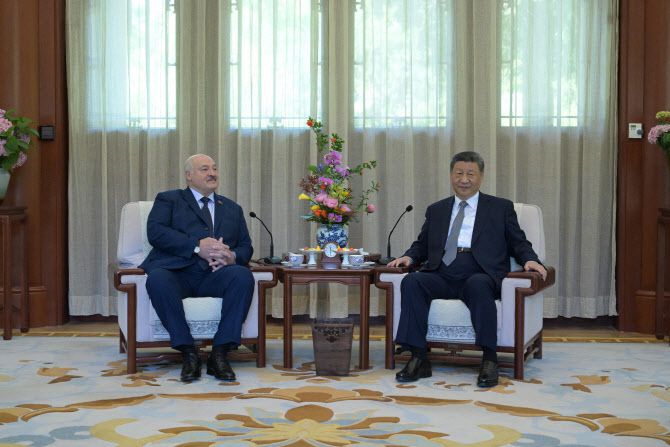 시진핑(오른쪽) 중국 국가주석과 알렉산드르 루카셴코 벨라루스 대통령. (사진=AFP)