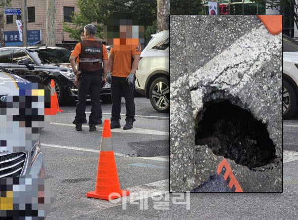 11일 오후 서울 강남구 대치동 강남경찰서사거리 도로에 깊이 1m, 폭 30㎝ 규모의 땅 꺼짐(싱크홀)이 발생했다. (사진=성가현 수습기자)