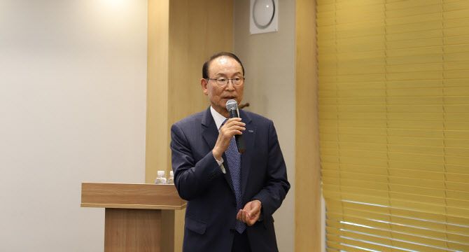 최운열 한국공인회계사회 회장이 11일 서울 여의도에서 열린 ‘취임 1주년 기자간담회’에서 지난 1년간 실적과 앞으로의 중점 추진 상황을 설명하고 있다. (사진=한국공인회계사회)