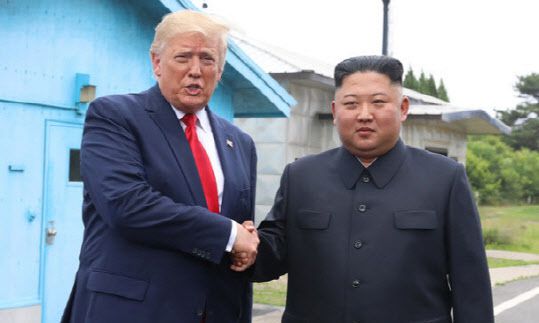 도널드 트럼프 미국 대통령(왼쪽)이 집권 1기시절인 2019년 6월 판문점에서 김정은 북한 국무위원장과 만나 악수하고 있다.(사진=연합뉴스)