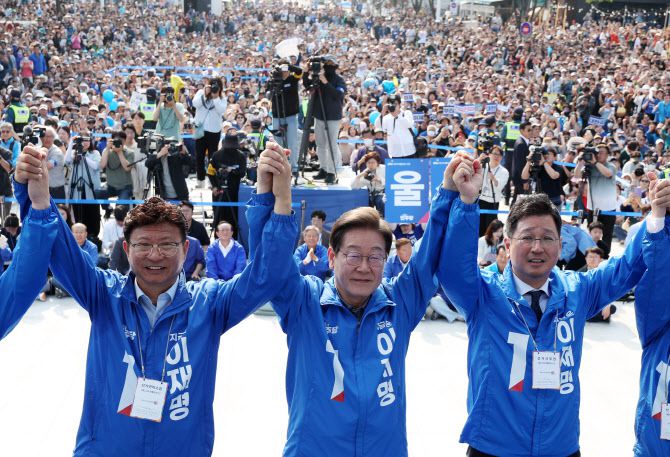 이재명 대통령이 후보 시절이었던 이달 1일 울산광역시 일산해수욕장 앞에서 더불어민주당 울산시당위원들과 팔을 들어보이고 있다. (사진=연합뉴스)