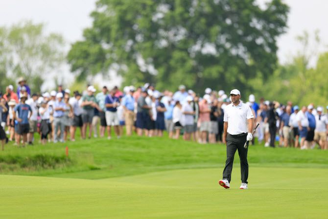 스코티 세플러가 오크몬트CC 10번홀에서 이동하고 있다. (사진=USGA)