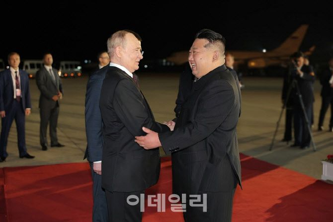 지난해 6월 19일 블라디미르 푸틴 러시아 대통령(왼쪽 가운데)은 북한 평양에 방문해 김정은 북한 국무위원장을 만났다.[뉴스1=노동신문 제공]