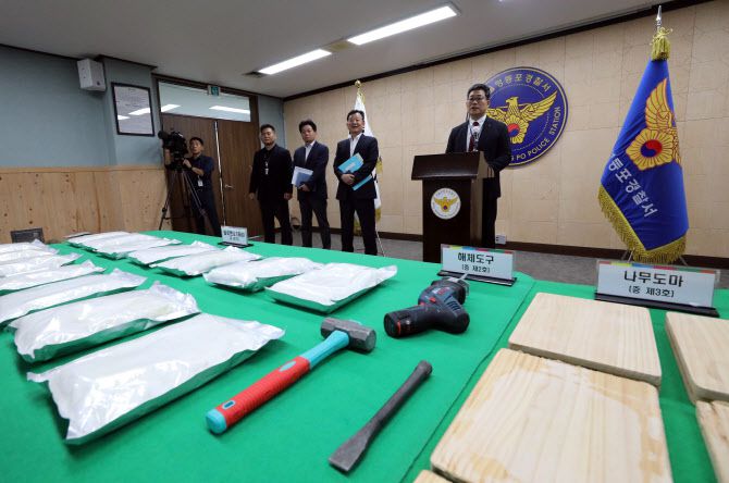 서울 영등포경찰서 백해룡 형사2과장이 2023년 10일 오전 대회의실에서 말레이시아 마약 밀매 조직이 제조해서 국내 밀반입한 필로폰 74kg을 유통한 한국, 중국, 말레이시아 3개국 국제연합 마약 조직을 검거했다고 밝히고 있다. (사진=연합뉴스)