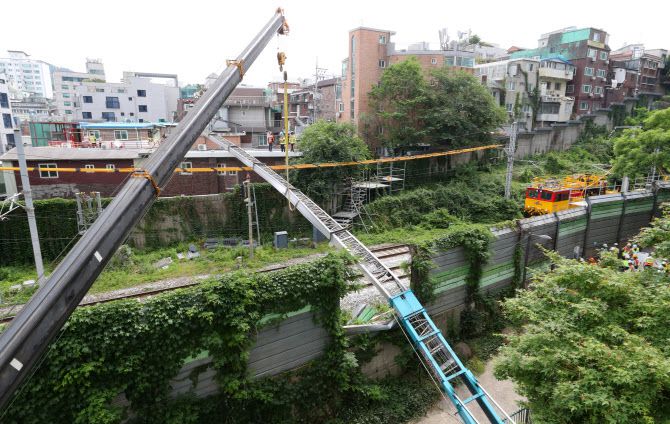 13일 서울 서대문구 연희대우아파트 앞 경의중앙선 가좌역-신촌역 구간 선로 위로 사다리차가 넘어져있다. (사진=뉴시스)