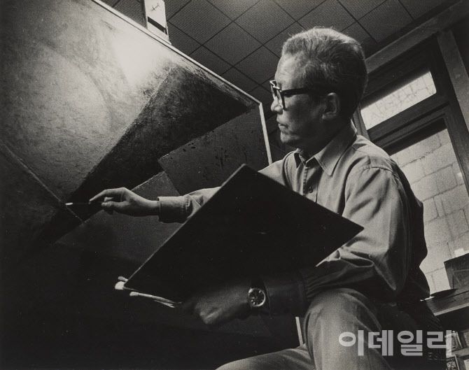 유영국 화백. 1969년 작업실에서 작업하는 모습을 사진작가 임응식(1912∼2001)이 촬영하고 ‘유영국 인물’이란 제목을 달았다. 종이에 젤라틴실버프린트, 24×31㎝. 국립현대미술관 소장.