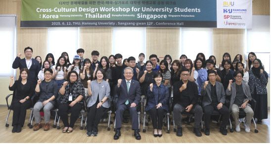 (사진 앞줄 좌측부터) 한성대 김윤주 언어교육센터장, 한성대 ICT융합디자인학과 박원철 교수, 태국 부라파대 라사 순트라윳 부학장, 태국 부라파대 서미영 교수, 한성대 이창원 총장, 한성대 김지현 글로컬협력처장, 싱가포르 폴리텍 데이비드 탄 교수, 태국 부라파대 솜판 라차룩사 교수, 한성대 ICT디자인학부 전신종 교수. (사진 제공=한성대)