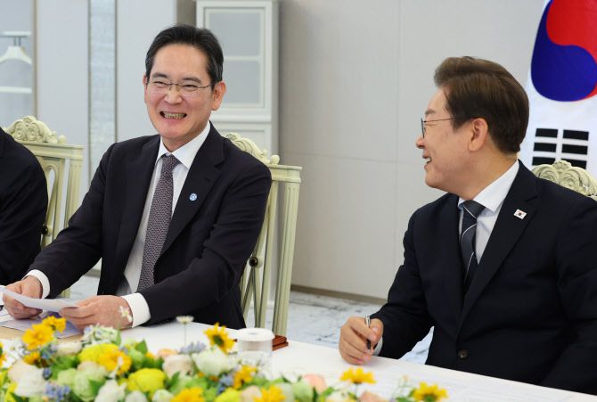 이재용 삼성전자 회장(사진 왼쪽) 13일 서울 용산 대통령실에서 열린 6경제단체·기업인 간담회에서 미소 짓고 있다. (사진=연합뉴스)
