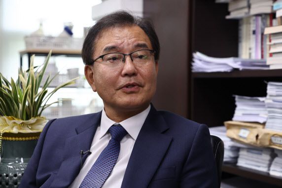 순직 해병 수사 방해 의혹 사건을 수사할 이명현 특별검사가 13일 서울 서초동 사무실에서 취재진과 인터뷰를 하고 있다. (사진=연합뉴스)