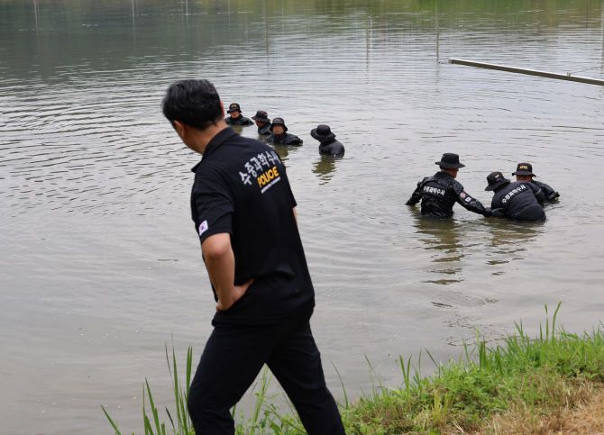대구 스토킹 살해범에 대한 추적이 나흘째 이어지고 있는 가운데, 경찰이 그가 잠적한 야산 인근에 위치한 충북 청주시 강내면의 한 저수지에서 13일 오후 수중 수색 작업을 진행하고 있다. (사진=연합뉴스)