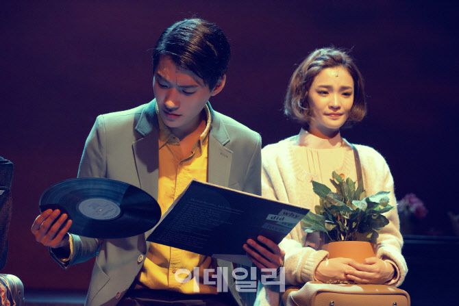 뮤지컬 ‘어쩌면 해피엔딩’ 2017년 공연 장면(사진=대명문화공장, 네오프러덕션).