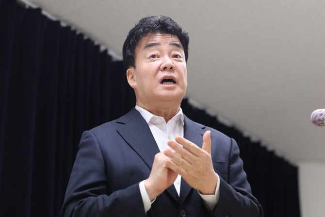 백종원 더본코리아 대표가 지난 3월 28일 서울 서초구 스페이스쉐어 강남역센터에서 열린 첫 정기 주주총회를 마친 뒤 언론 앞에서 입장 표명 및 질의 응답 시간을 갖고 있다. (사진=연합뉴스)