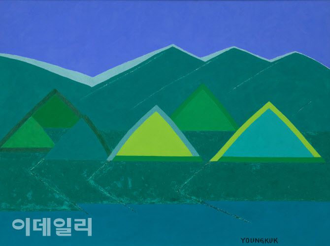 유영국의 ‘산’(1984). 생애를 통틀어 가장 부드럽게 순화한 색채로 다듬은 1980년대 작가의 산이다. 추상이지만 구상이 공존하는 형태를 띠는 것도 이 시기에 나타난 특별함이다. 앞산의 반복적인 기하추상이 먼산의 표현주의적 구상을 배경으로 삼고 있다. 순도 높은 초록 봉우리가 정제된 푸른 하늘과 자연스럽게 섞였다. 캔버스에 유화 물감, 97.5×130㎝. 국립현대미술관(이건희컬렉션) 소장.