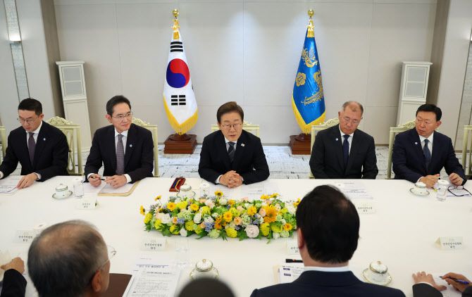 이재명 대통령(사진 가운데)이 13일 서울 용산 대통령실에서 열린 6경제단체·기업인 간담회에서 발언하고 있다. (사진=연합뉴스)