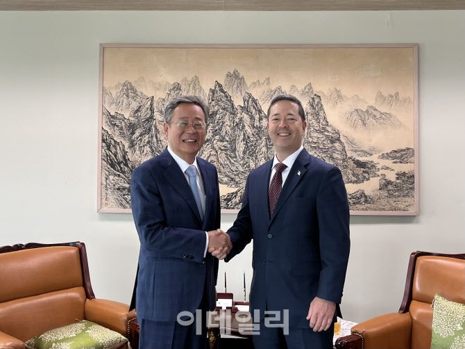 조구래 외교전략본부장(왼쪽)은 13일 오전 션 오닐 미국 국무부 동아태국 고위관리를 접견해 상호 관심사에 대한 의견을 나눴다.[외교부 제공]