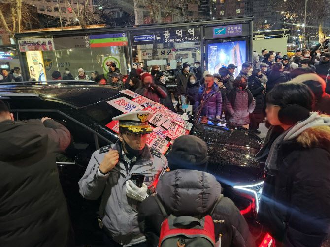 지난 1월 18일 서울 마포구 공덕역 인근에서 윤 대통령 지지자들이 고위공직자범죄수사처(공수처) 추정 차량의 앞을 막고 있다. (사진=연합뉴스)