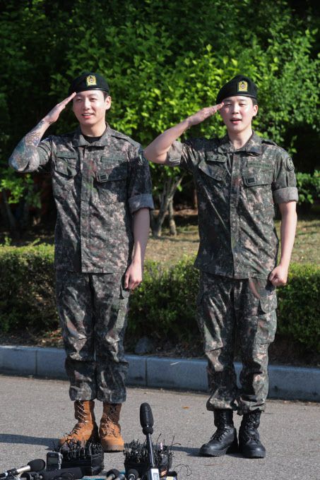 육군 현역 복무를 마치고 만기 전역한 그룹 방탄소년단(BTS)의 지민과 정국이 11일 경기도 연천군 연천공설운동장에서 취재진과 팬들을 향해 거수 경례하고 있다. (사진=연합뉴스)