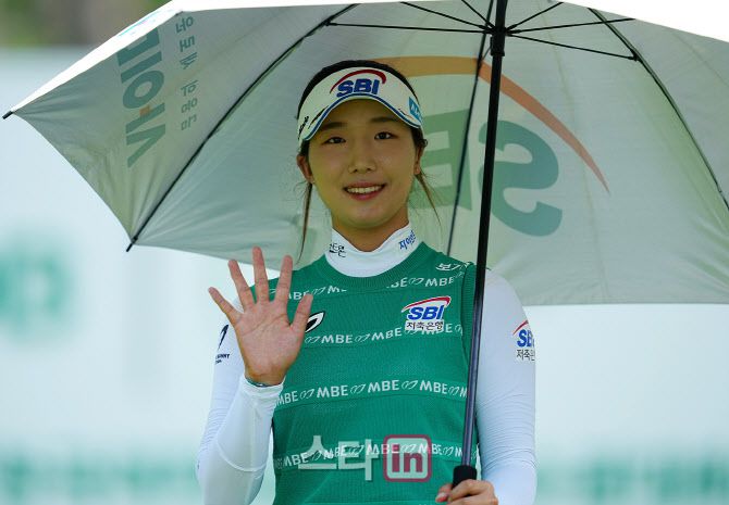 이동은이 DB그룹 제39회 한국여자오픈 최종일 경기 1번홀 티샷을 끝낸 뒤 카메라를 향해 손을 흔들고 있다. (사진=이데일리 골프in 조원범 기자)