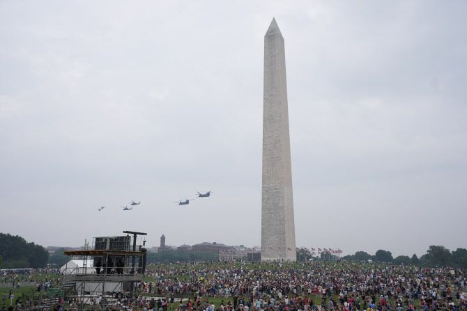 14일(현지시간) 미국 육군 창설 250주년을 기념해 워싱턴 DC 내셔널 몰 상공을 군용 헬리콥터들이 비행하고 있다. (사진=게티이미지)
