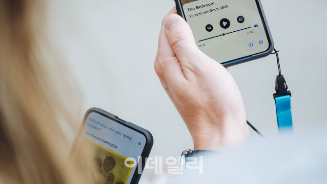 반고흐 미술관의 오디오 가이드 기기로 사용되는 갤럭시 S25+를 사용중인 이미지.(사진=삼성전자)