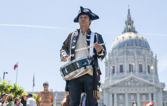 14일, 샌프란시스코 시청 인근에서 열린 ‘노 킹스(No Kings)’ 전국 집회에서 한 남성이 독립전쟁 당시 병사 복장을 하고 북을 연주하고 있다.(사진=AFP)