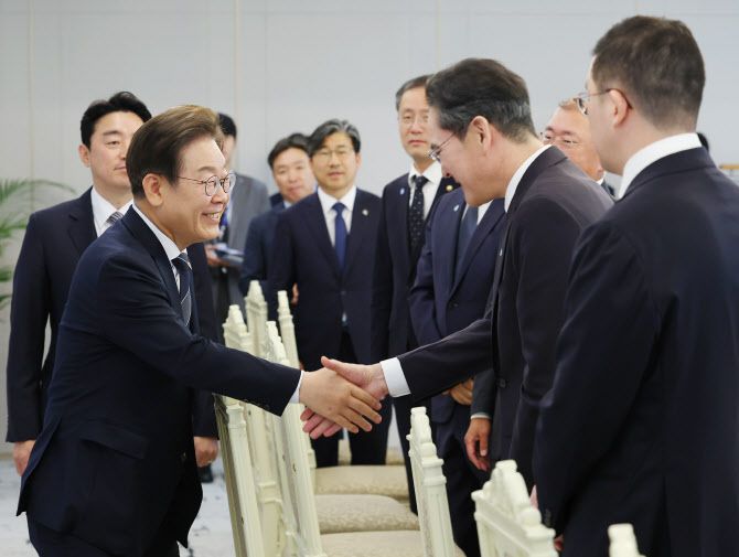 이재명 대통령이 13일 서울 용산 대통령실에서 열린 6경제단체·기업인 간담회에서 이재용 삼성전자 회장과 악수하고 있다. (사진=연합뉴스)