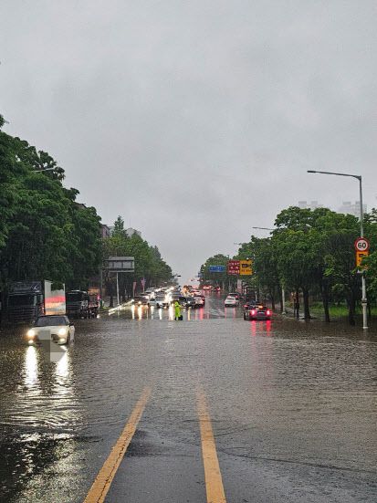 5월16일 오후 경기북부 일대에 폭우가 쏟아지면서 도로가 침수되는 등 피해가 잇따랐다. 사진은 고양시 일산동구에서 침수된 도로 모습. (사진=경기북부경찰청)